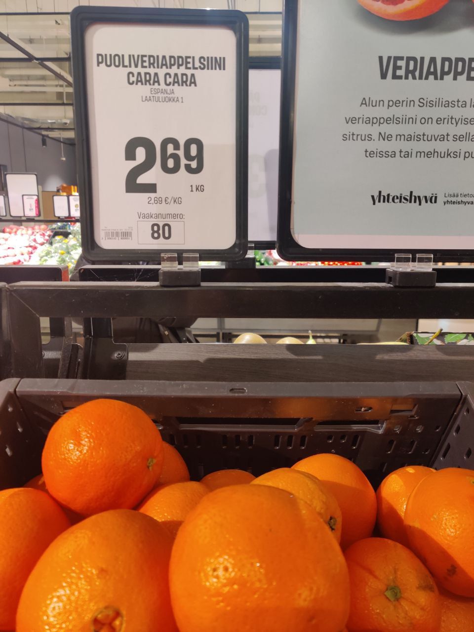 Kaupassa myynnissä olevat  espanjalaiset puoliveriappelsiinit, hinta 2.69 € / kg.