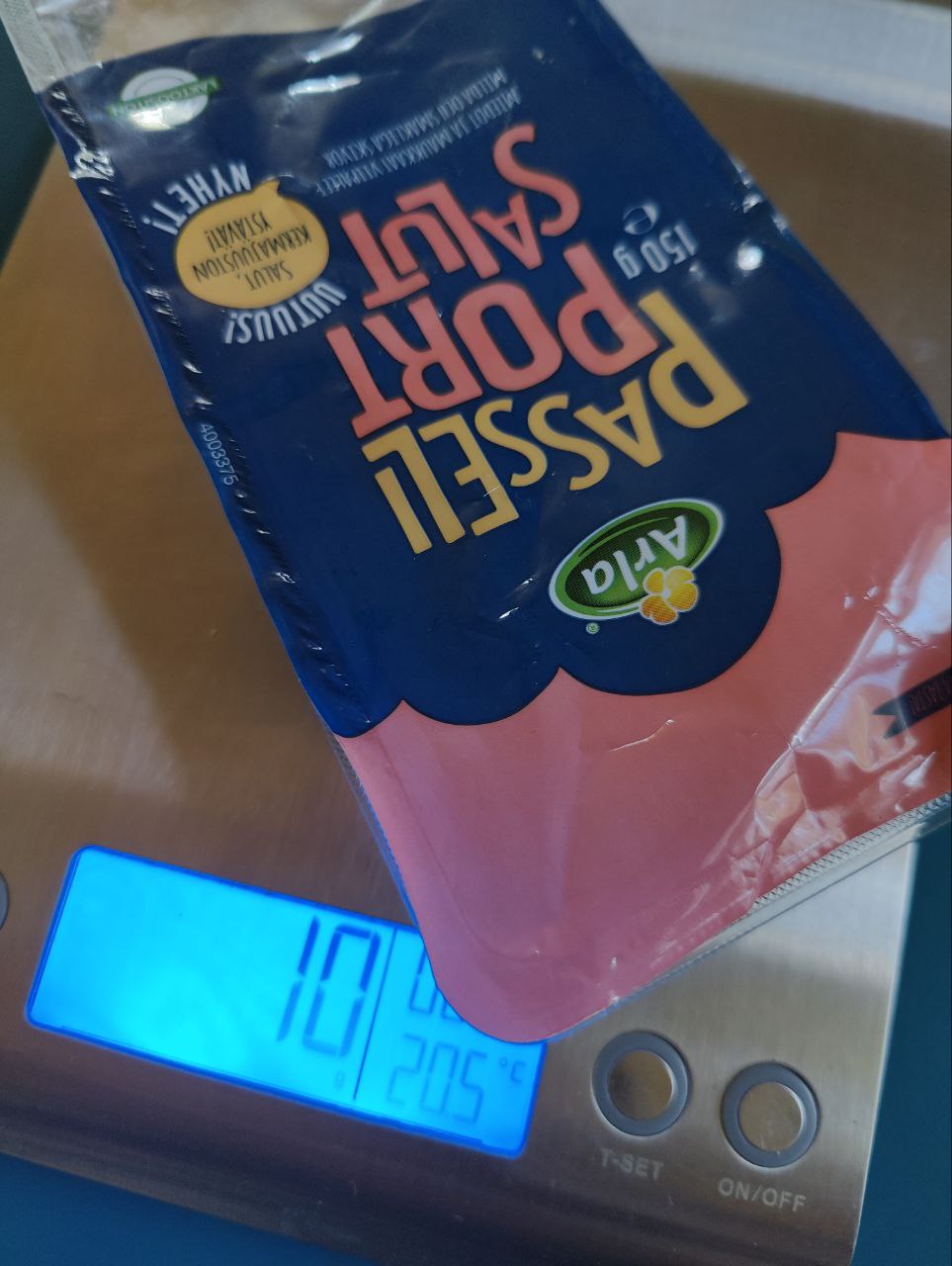 Pakkausmuovi, joka sisältää suolaa, vaakapainon ollessa 10 grammaa.