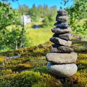 Kuva henkien kätkemästä kivitornista retriitillä.