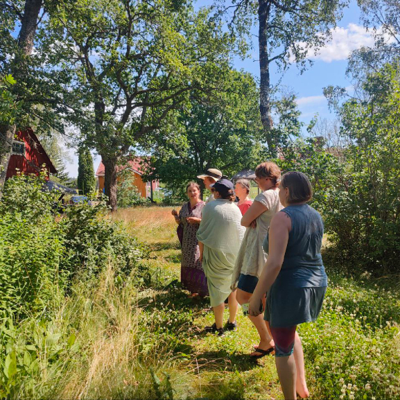 Kuva retriitin osallistujista luonnossa. 