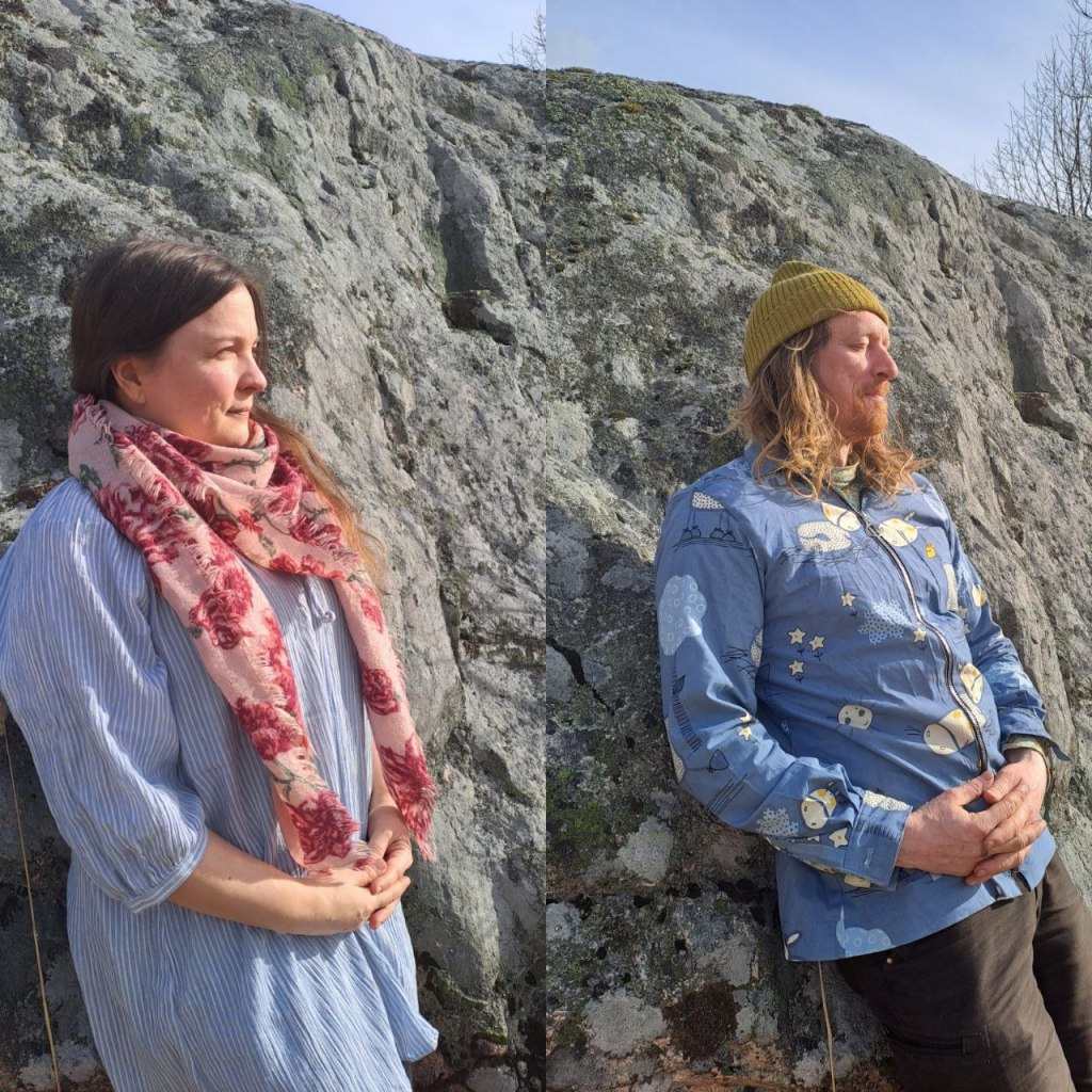 Niila ja Paula kanssakulkijat hiljentyvät kalliolla auringossa